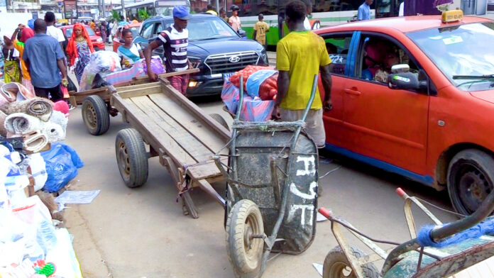 Côte d'Ivoire : le gouvernement prend une mesure radicale pour sanctionner les vendeurs ambulants, les mendiants...