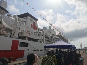 accostage à Cotonou du navire-hôpital chinois « Arche de la paix »